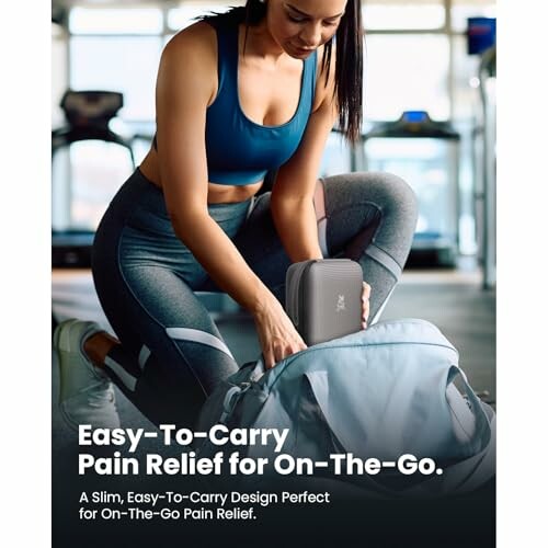 Femme sortant un appareil de soulagement de la douleur d'un sac de sport