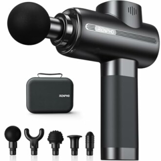 Pistolet de massage Renpho avec accessoires et étui.